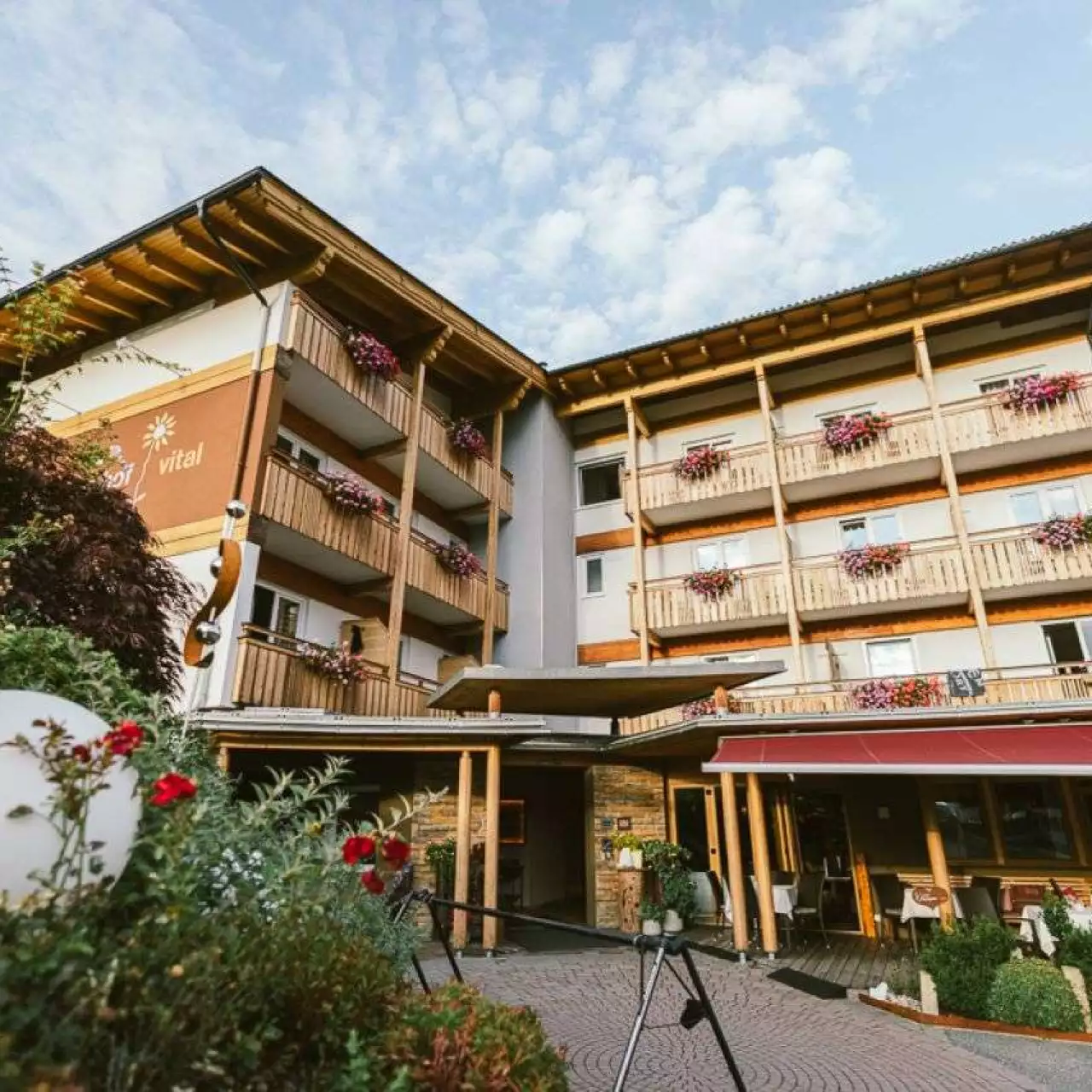 Sommerbild vom Hotel Arlbergerhof am Weissensee in Kärnten